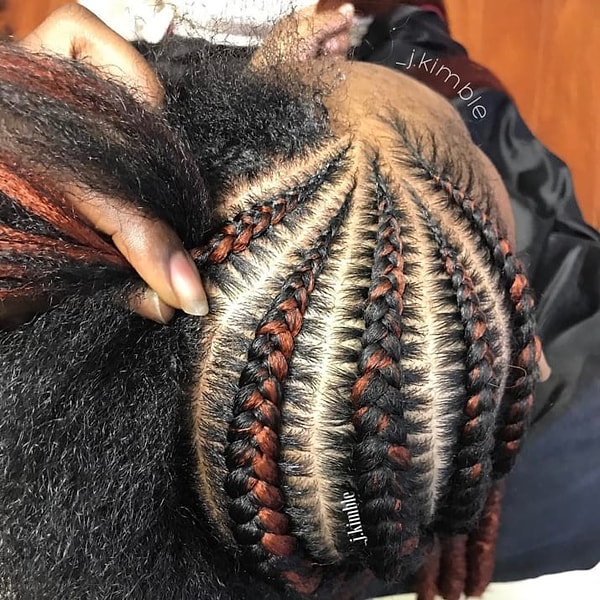 2. Взгляните на эти пальцы! Они выглядят так просто и скромно, как будто не творят у кого-то на голове восьмое чудо света!😱