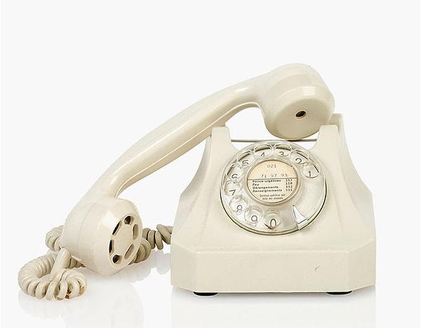 Hepburn'ün 400 - 600 £ arası tahmini değerinde, nostalji kokan diskli telefonu.