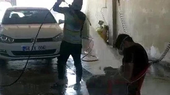 Sivas'ta Bir Oto Yıkama: Çalışanını Sandalyeye Bağlayarak Tazyikli Su Tutan İşveren 'Şakalaşmış'