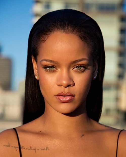 Fenty Beauty'nin fondöteninde 40 farklı renk tonu olması hemen övgüleri topladı! Şimdiyse o renk tonlarının tanıtıldığı 40 farklı yüz karşınızda! ✨