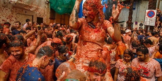 "Забросай меня помидорами" или Испанский фестиваль "Томатина - битва томатами"