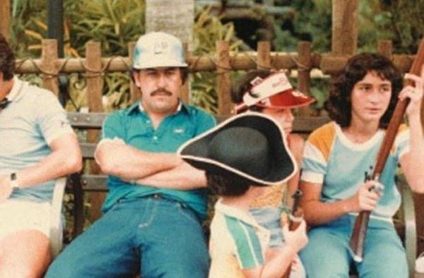 6. Disneyland'de çocuklarını eğlendiren Pablo Escobar, 1981.