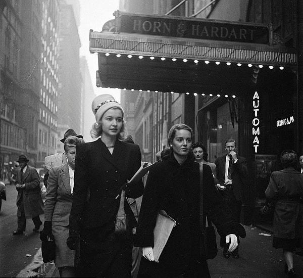 22. Tiyatroya giden New York'lu kızlar. Fotoğrafı çeken Stanley Kubrick, 1946.