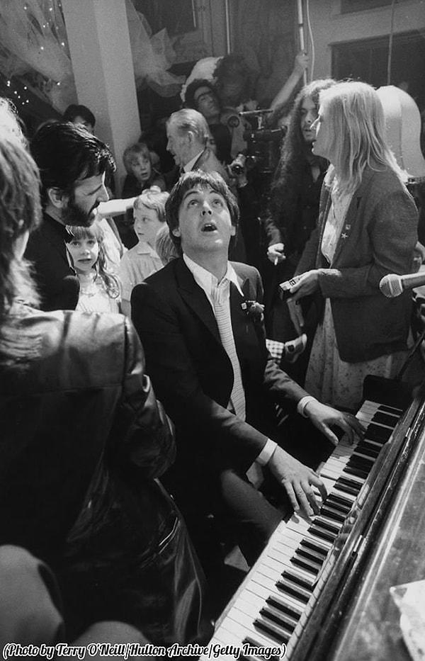 24. Ringo Starr'ın düğününde piyano çalan Paul McCartney, 1981.