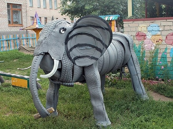 3. И увидеть слона, сделанного из покрышек: