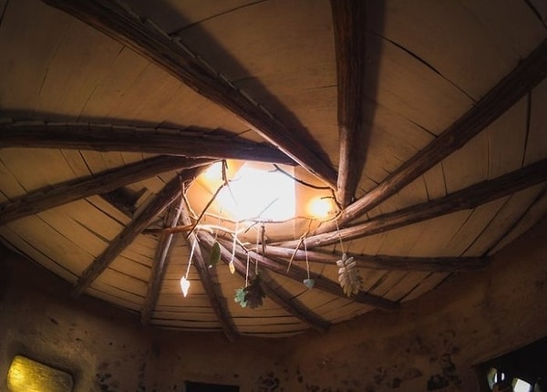 7. Местные к ноу-хау городского жителя отнеслись с пониманием и лояльностью, так же как и пожарники. Вот так выглядит крыша, она земляная и весит около 10 тонн. Но можно не бояться, что конструкция рухнет на голову: схема проверенная, и такая крыша выдерживает колоссальные нагрузки.