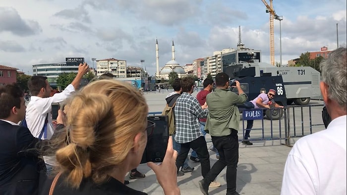 'Cumhuriyet Davası'nda Ahsen Tv Muhabiri ile Gençler Arasında Arbede Çıktı: 'Vatan Hainisiniz'