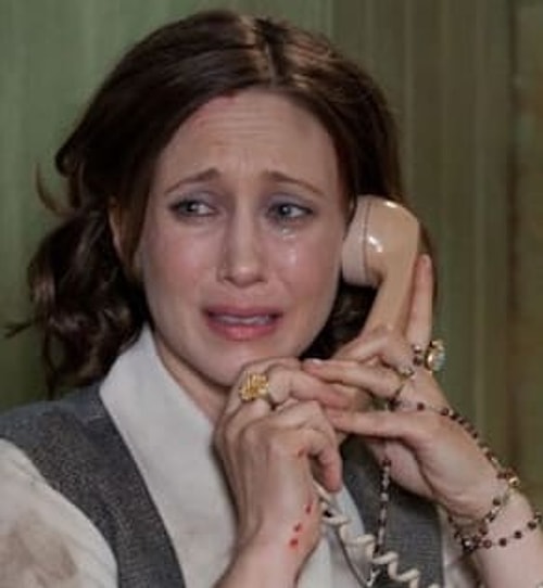 Korku Seansı filminin çekimlerinde birinci günü sonrasında oyuncu Vera Farmiga cildi üzerinde neden olduğu bilinmeyen 3 tırmalama iziyle uyandı.