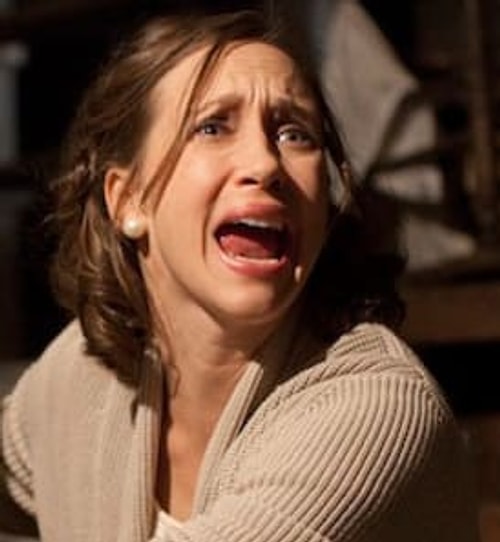 Korku Seansı filminin çekimlerinde birinci günü sonrasında oyuncu Vera Farmiga cildi üzerinde neden olduğu bilinmeyen 3 tırmalama iziyle uyandı.