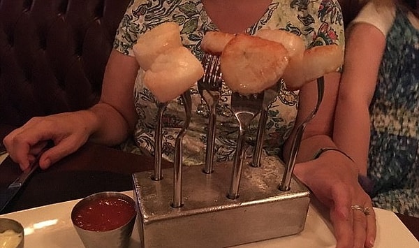 11. Бедный клиент! Он никак не мог поверить своим глазам, когда ему принесли морские гребешки на отдельных вилках...