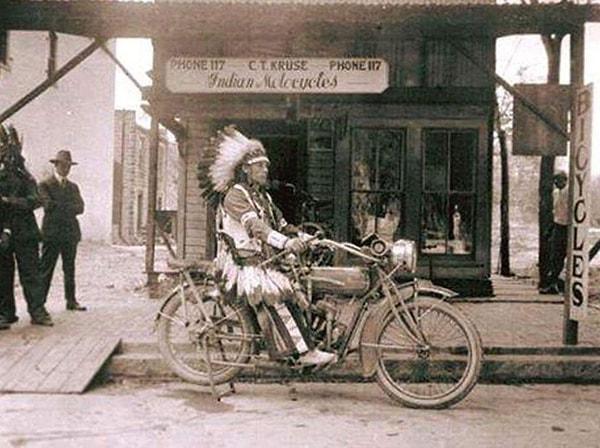 7. Bir Kızılderili,  Indian(Kızılderili) marka motosiklete binip poz verirken, 1910'lar.