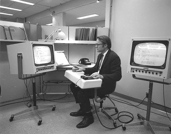 12. Bill English; fare, video konferans, e-mail başta olmak üzere bugün bilgisayarların ayrılmaz parçası haline gelen birçok teknolojiyi barındıran demonun üzerinde çalışırken, 1968.