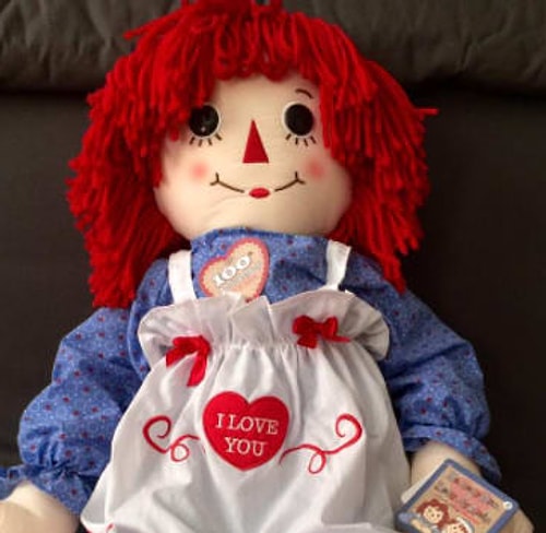 Korku Seansı filminde içine kötü ruhlar kaçmış bebek Annabelle, aslında gerçekte Ed ve Lorraine Warren'in müzeye çevrilmiş evinde duran ve gerçekten lanetli olduğu düşünülen bir bez bebekten esinlenildi.