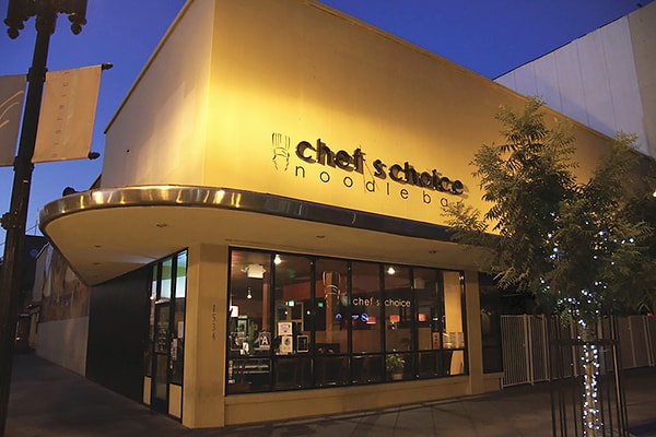 1. Это Chef’s Choice Noodle Bar, тайский ресторан в Бейкерсфилде, Калифорния, США, который стал популярен по совершенно неожиданной причине.