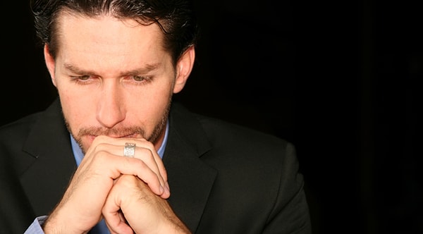 Скучает, но скрывает это!