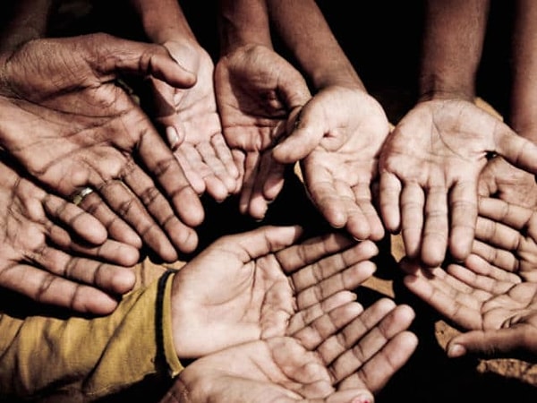 10. Если вы видите нуждающегося в деньгах человека, вы ему помогаете?