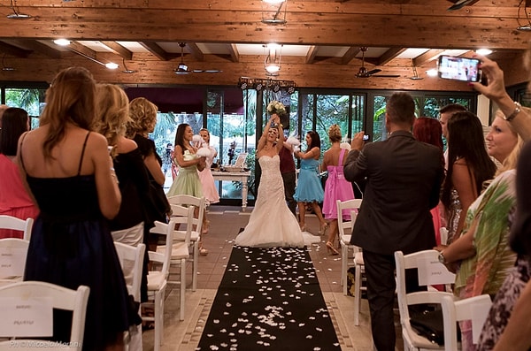 Невеста, которая спланировала свадьбу совершенно законными способами, потратила около 10 тысяч евро на ее организацию. 😳