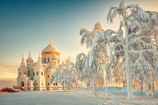 2. Россия. В среднем каждый житель нашей страны выпивает 13,7 л алкоголя и выкуривает 2690 сигарет в год.