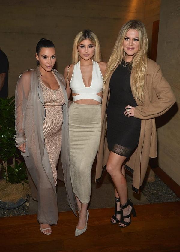 Kim Kardashian, Khloé Kardashian ve Kylie Jenner kardeşler bu sefer de aynı anda gelen bebek haberleriyle gündemde.