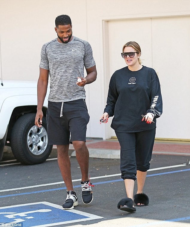 Khloé bebeğinin babası ile 1 yıldır mutlu bir ilişki yaşıyor. Bu ayın başlarında bir basketbol maçından çıkarken böyle görüntülenmişlerdi.