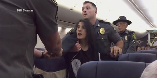 Женщину выволокли из самолета, когда она попросила убрать собак из-за сильной аллергии