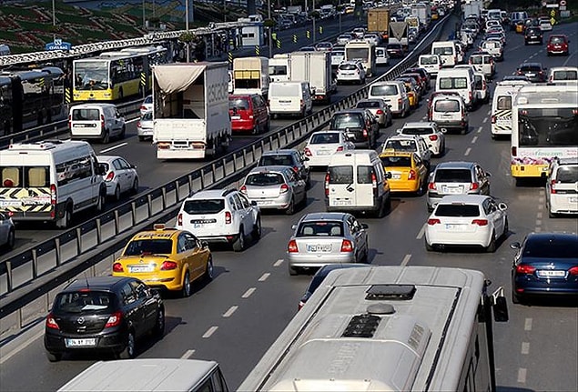 4- 2018 yılında binek otomobiller için ödenecek motorlu taşıtlar vergisi yüzde 40 artırılıyor. 2018 yılı ocak ve temmuz aylarında ödenecek motorlu taşıt vergisi tutarları değiştirilerek 2017 yılında ödenen motorlu taşıtlar vergisine göre yüzde 40 oranında artırılıyor.