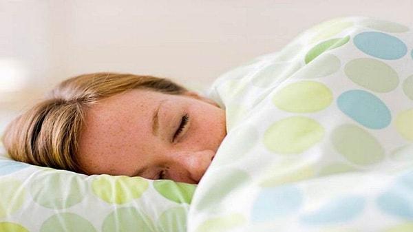 1. Ağır battaniye altında uyumak anksiyeteyi azaltıyor. Babaanne yorganının hikmeti belli oldu!