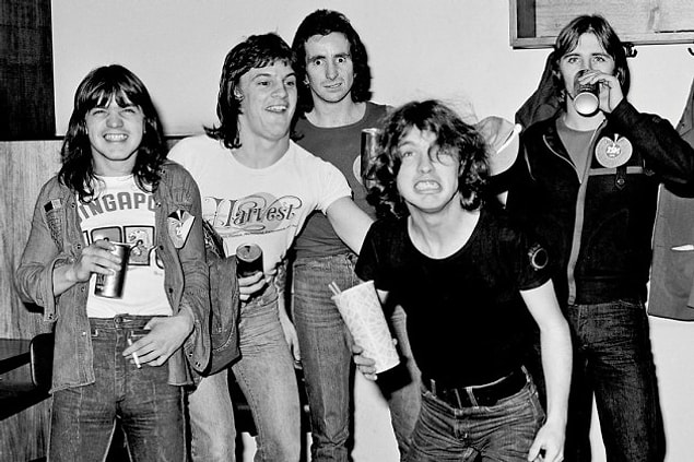 3. Biraz müzik tarihine dalalım. AC/DC grubu Highway to Hell şarkısının içine tersten satanik bir mesaj saklamaktan dolayı suçlandığında gitarist Angus Young şarkıda gizli bir mesajın olmadığını, zaten şarkının adının doğrudan ve açıkca satanik olduğunu (Cehenneme Giden Otoyol) ifade etmiş.