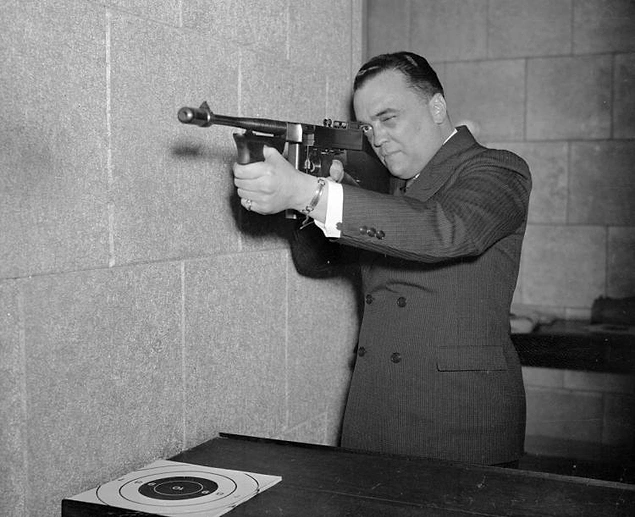 O yıllarda kurumsallığını yeni yeni tamamlayan FBI'ın başkanı Edgar Hoover, Dillinger'ın yakalanmasıyla halkın FBI'a desteğini arttıracağını düşündü.
