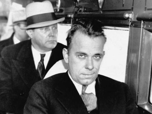 Tutukluluk hikayeleri soygunlarından bile ünlü hale gelmiştir Dillinger'ın.