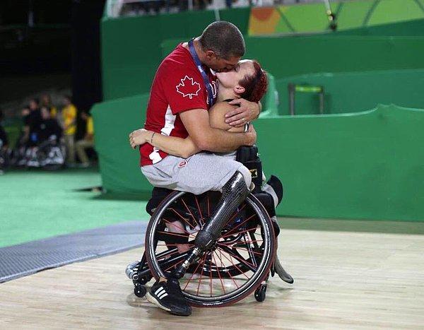 11. Aşk engel tanımaz! Paralimpik Oyunlarında Kanada Erkek basketbol takımından Adam Lancia eşini tebrik ediyor.