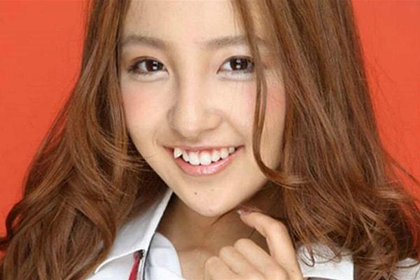 Yaeba trendinde Japon kadınları eğer doğuştan böyle dişlere sahip değillerse dişçiye gidip çarpık bir diş ekletiyorlar.