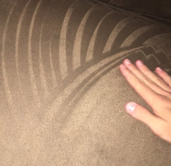 9. Рисовать узоры на мягкой мебели, когда очень, ну, очень скучно!