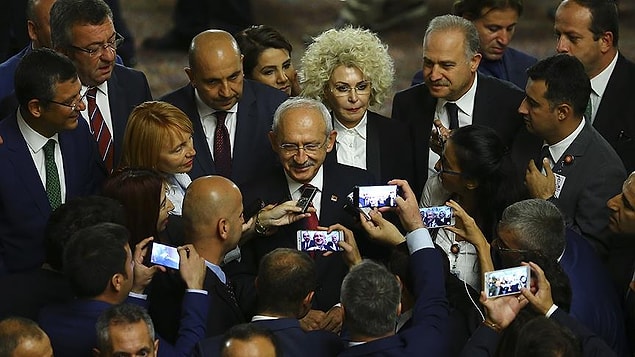 Kahraman'ın odasında liderlerin bir araya gelmesine ilişkin "Meclis Başkanı, kopukluk olduğunu söyledi, özür diledi. Bizim cephede bir iletişim kopukluğu yok." dedi.