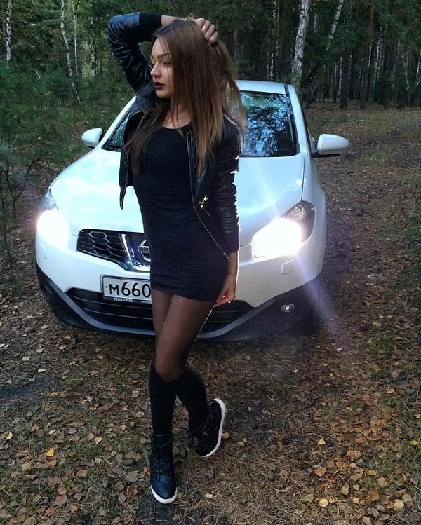 2. Родители детей, с которыми работает Виктория, наткнулись на аккаунт девушки и выразили своё недовольство: "Её позы и выражение лица имеют сексуальную коннотацию, что недопустимо для тех, кто работает с детьми. То, как Виктория выглядит и одевается, может негативно отразится на мировосприятии детей".