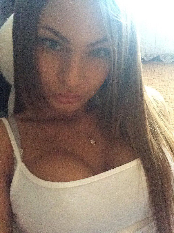 4. Помимо снимков самой Виктории, на её странице обнаружились нецензурные подписи к фото, а также снимки детей.