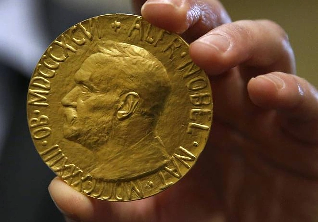 Oscar, Grammy ve Nobel ödüllerine layık görülmüş tek insan kimdir?