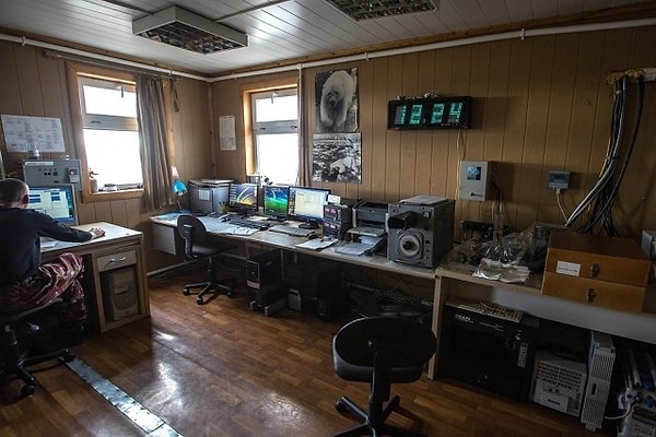 3. Так выглядит центральный пост управления станции.