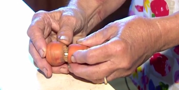 Только представьте ситуацию: используя каждую каплю изобретательности и хитрости, кольцо подружилось с морковкой, когда та еще была маленькой. Когда морковка начала расти, кольцо подумало, что вполне подойдет моркови по размеру, и предложило попробовать примерить себя. Так завязалась их дружба. Однако, когда морковь обнаружили, она давным-давно переросла кольцо, так и не имея возможности освободиться от оков. Как говорит соседское дерево, так происходит всегда. «Трудно поддерживать дружеские отношения с неодушевленными предметами, - сказало оно. - Я пытался подружиться и найти точки соприкосновения с землей, а теперь мы вместе на всю жизнь». Шутка, конечно!