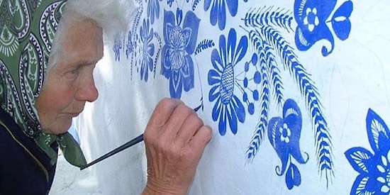 90-летняя чешская бабушка превращает свою деревушку в произведение искусства