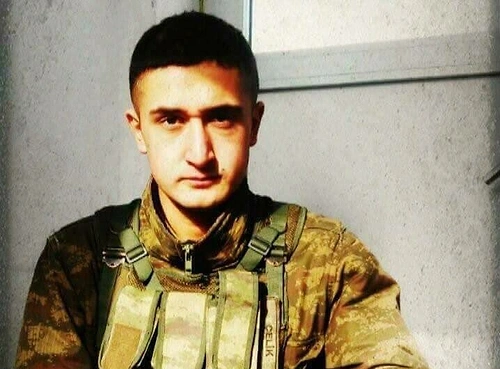 24 yaşındaki Piyade Uzman Çavuş Çavuş Gökhan Topal ve 22 yaşındaki Piyade Sözleşmeli Er Olcay Çelik'in memleketi Çankırı'daki evlerine ateş düştü.