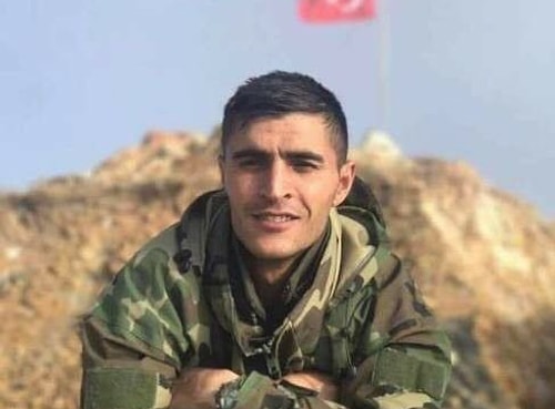 24 yaşındaki Piyade Uzman Çavuş Çavuş Gökhan Topal ve 22 yaşındaki Piyade Sözleşmeli Er Olcay Çelik'in memleketi Çankırı'daki evlerine ateş düştü.
