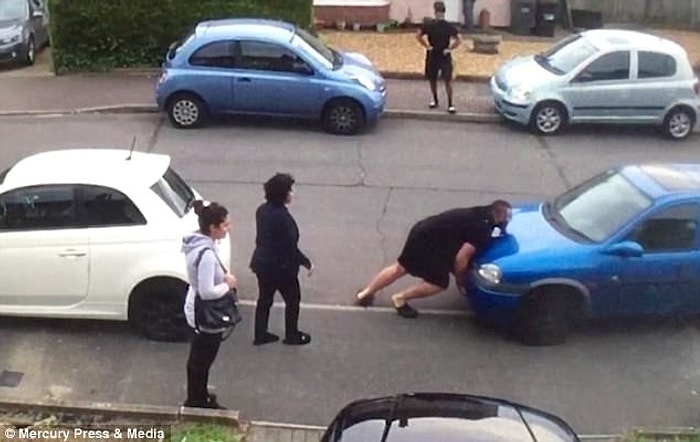 Park Etmiş Aracı Tek Başına Kenara Çekerek Tüm Dünyanın Dikkatini Çeken Türk: The Tulk