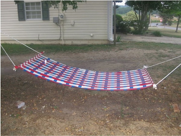 10. Релаксировать тоже можно... Например, на самодельном гамаке!