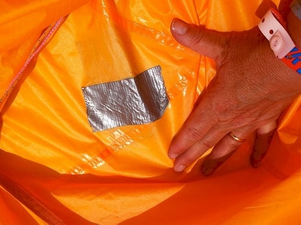 13. Порвали палатку, а в походе как назло идёт дождь? Не отчаивайтесь! Выход есть всегда!