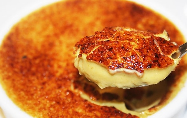 12. Крем-брюле с хрустящей корочкой. Кажется, я уже потеряла голову 😍