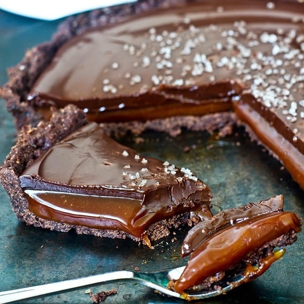 14. Сводящий с ума шоколадный тарт с соленой карамелью