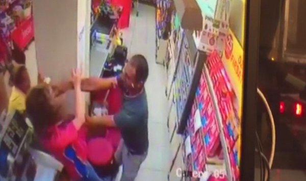 Diğer bir şiddet haberi ise Kepez ilçesinden geldi. Ampute basketbolcu girdiği marketteki kasiyerin önce adını sordu yanıt alamayınca da kadına saldırdı.