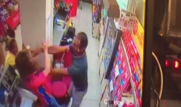 Diğer bir şiddet haberi ise Kepez ilçesinden geldi. Ampute basketbolcu girdiği marketteki kasiyerin önce adını sordu yanıt alamayınca da kadına saldırdı.