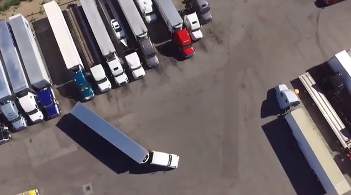 İzlemesi Aşırı Keyifli Şeylerde Bugün: Bir TIR'ın Ustaca Park Edilme Anı